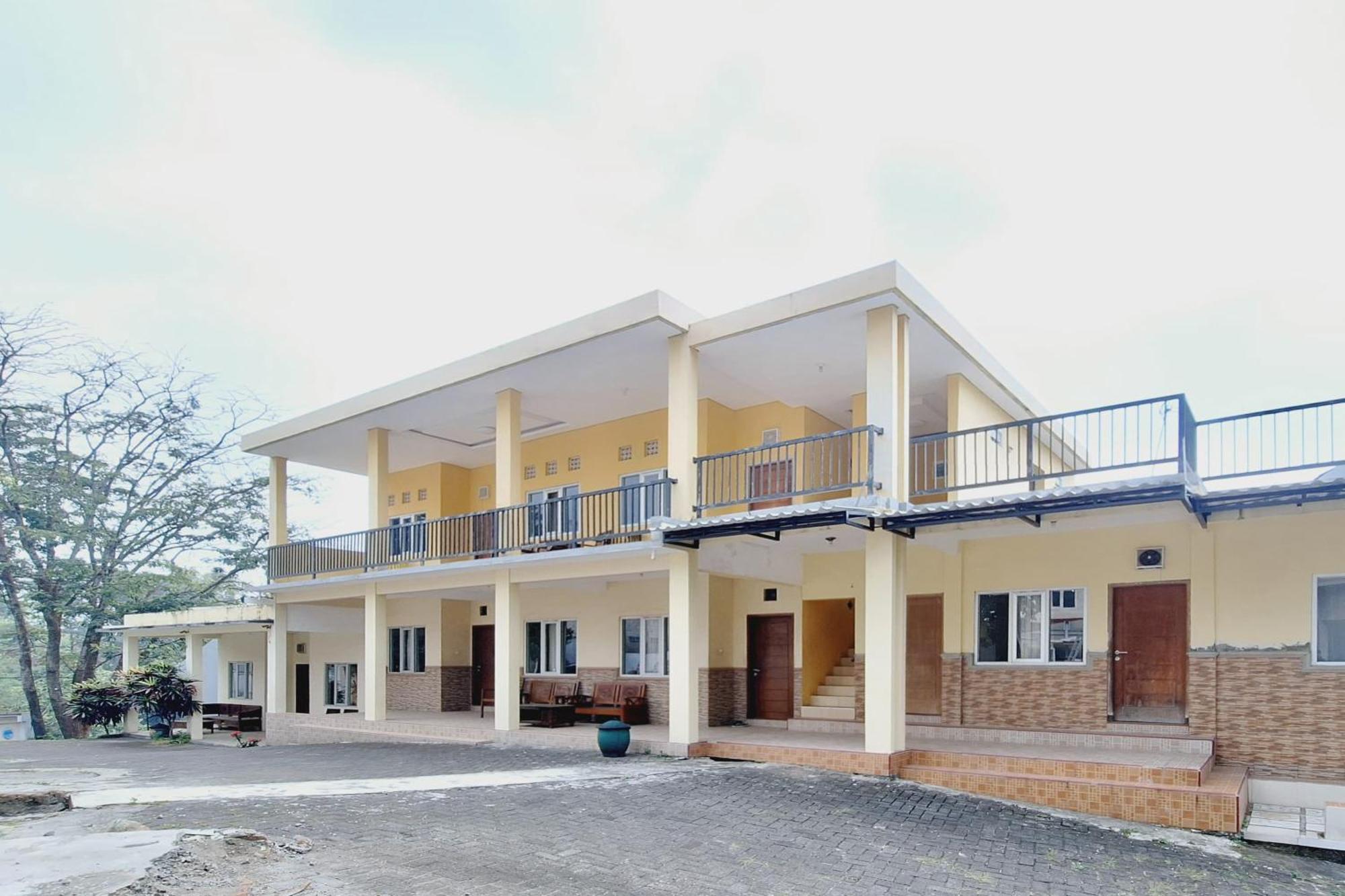 Villa Bukit Bunga Syariah Redpartner Pacet Mojokerto Extérieur photo