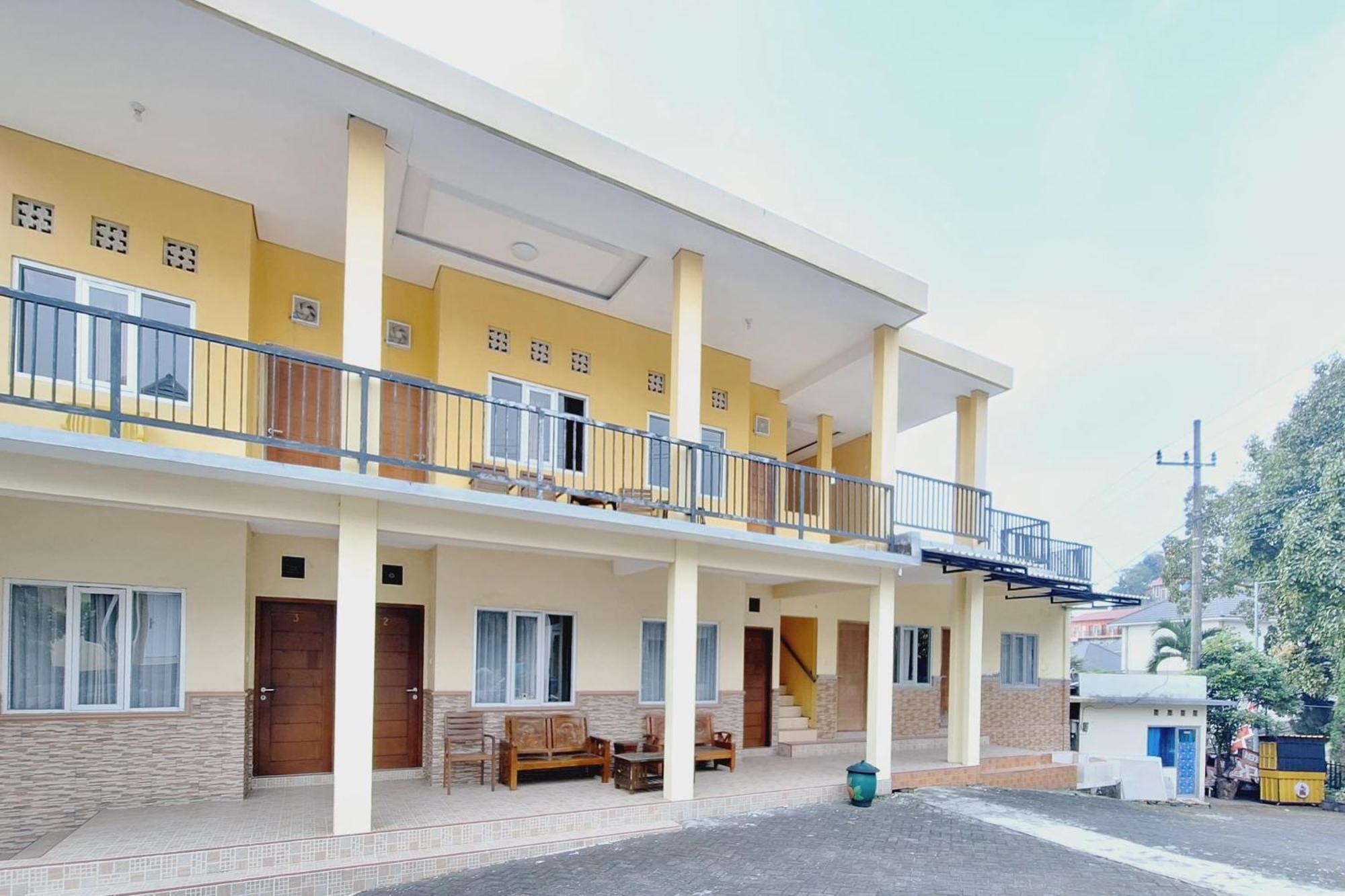 Villa Bukit Bunga Syariah Redpartner Pacet Mojokerto Extérieur photo
