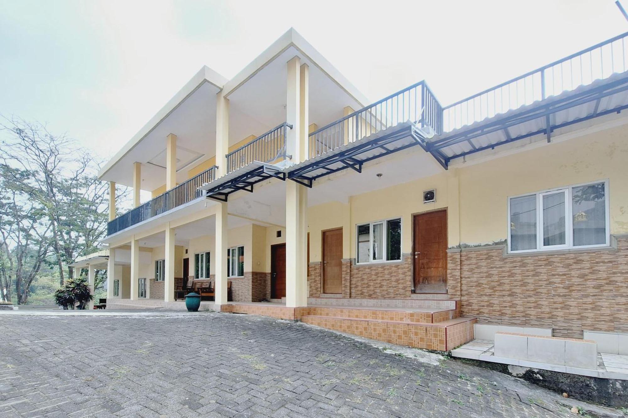 Villa Bukit Bunga Syariah Redpartner Pacet Mojokerto Extérieur photo